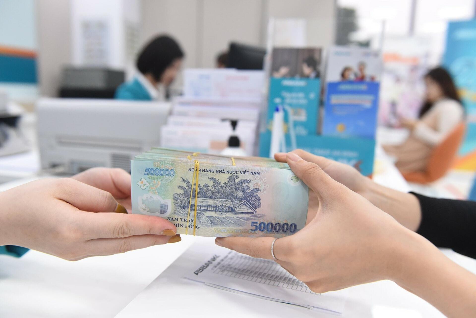 100 Triệu Gửi Ngân Hàng 1 Năm Lãi Bao Nhiêu? Tiền Lãi Có Đủ Bù Lạm Phát?