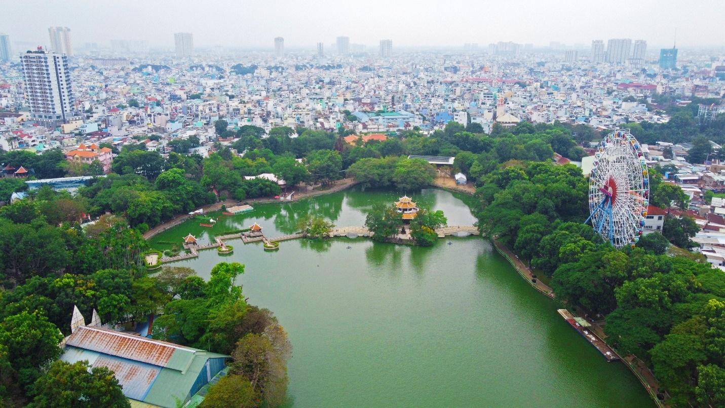 A body of water surrounded by trees and buildings Description automatically generated