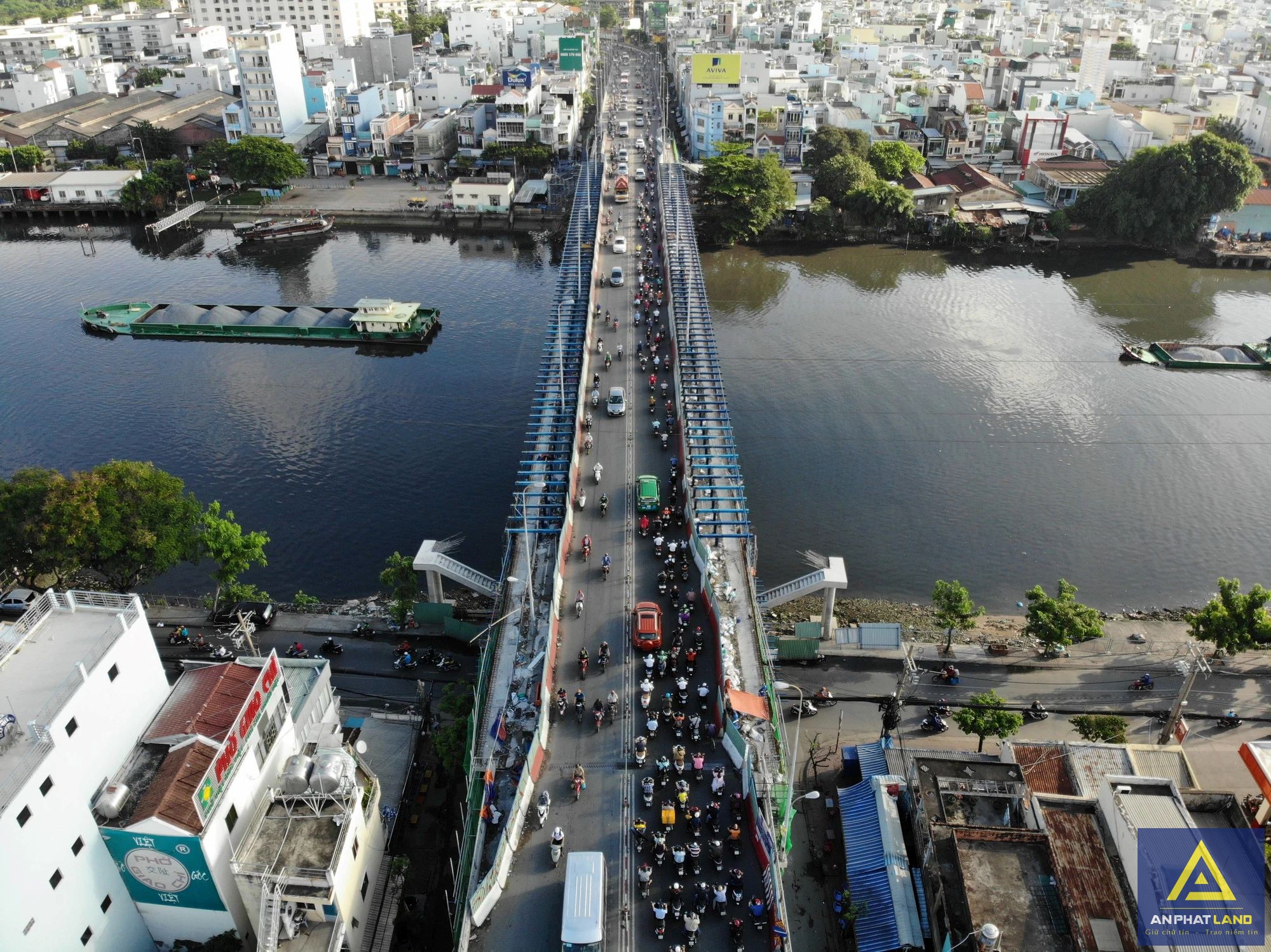 Cầu Kênh Tẻ có chiều dài 700m.